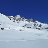 baite sul sentiero per fuciade inverno