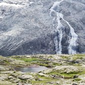 cascata dal ghiacciaio adamello vedretta del mandrone