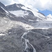 cascata dal ghiacciaio adamello vedretta del mandrone