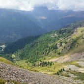 Vista del sentiero ripido dalla cima con Malga Samocleva e Malga Caldesa