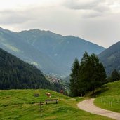 sentiero val maleda e vista verso rabbi