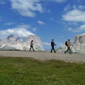 col de rossi vista su sassolungo e sella escursionisti