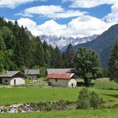 val genova localita la todesca con sfondo dolomiti di brenta