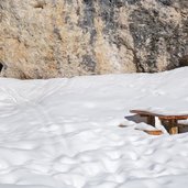 panchina sul sentiero invernale gardeccia val vajolet