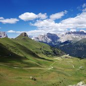 vista da sentiero lino pederiva su alpe ciampac e gruppo sella