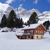 baita enrosadira a gardeccia inverno