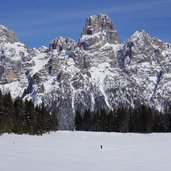 calaita inverno escursionista con ciaspole sfondo pale di san martino