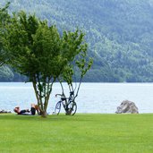 lago di molveno ciclista spiaggia