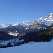 campitello di fassa e val di fassa visti da strada per frazione pian