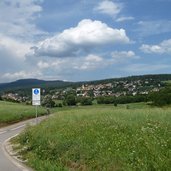 vista su malosco con pista ciclabile