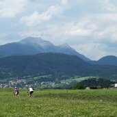 cicilisti su pista ciclabile davanti a fondo val di non