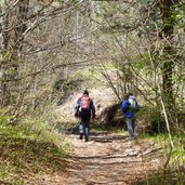 escursionisti sul percorso monte calisio