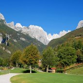 molveno e dolomiti di brenta dalla spiaggia