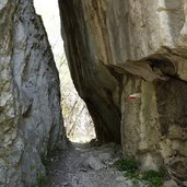 sentiero per cima nodice presso scala santa passaggio tra rocce