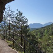 sentiero margherita val di non roccia