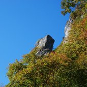 giro del lago di molveno riva sud occidentale bosco autunno