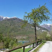 sentiero da canale di tenno al lago di tenno primavera