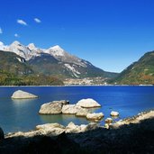 lago di molveno e dolomiti di brenta autunno