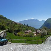 sentiero da canale di tenno al lago di tenno primavera vista sul garda