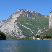 lago di toblino e castel toblino e monte casale