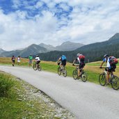 ciclisti a passo campo carlo magno