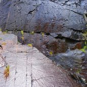parete di roccia bagnata