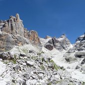 paesaggio di rocce e torri del gruppo dolomiti di brenta presso rifugio tuckett