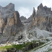 rifugio vajolet e preuss con torri del vajolet