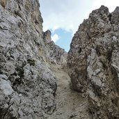 sentiero panoramico del catinaccio tra le rocce