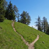 sitzbank und tisch bei lavinaspitz