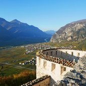 besenello di sera in autunno da castel beseno