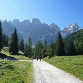 val venegia escursionisti e gruppo delle pale di s martino