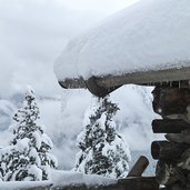 winterwald bei rosengarten karerpass eiszapfen bei holzhuette