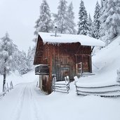 schnee landschaft am perlenweg rosengarten holzhuette