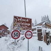 karerpass passo di costalunga schild winter