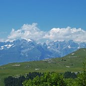 la rosta del bondone e dietro dolomiti di brenta