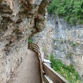 cammino jacopeo d anaunia per san romedio scavato nella roccia