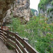 cammino jacopeo d anaunia per san romedio scavato nella roccia