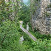 cammino jacopeo d anaunia per san romedio scavato nella roccia