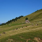 jochgrimm almhuetten dahinter mendelkamm und brenta dolomiten fr