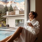 Sala relax sauna con modella
