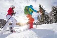 Adobe Stock schnee schuh wanderung winter personen