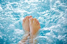 Adobe Stock wasser fuesse schwimmen relax wellness therme