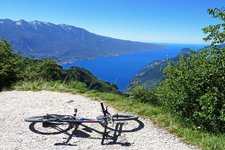 bici mountain bike tremalzo passo vil vista su lago