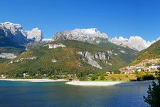 autunno al lago di molveno e dolomiti di brenta