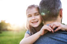 kind mit vater lachen gluecklich personen trentino