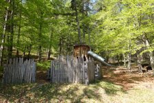 Val di Non AT PeerRS C parco giochi nel bosco sopra terres