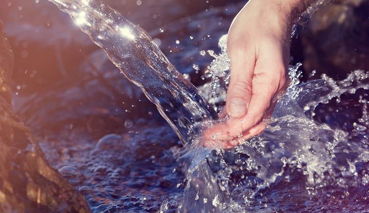 Adobe Stock quelle wasser hand frisch therme