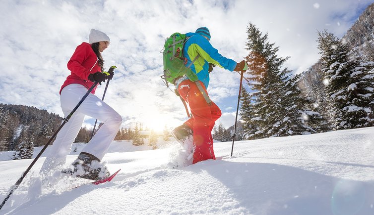 Adobe Stock schnee schuh wanderung winter personen