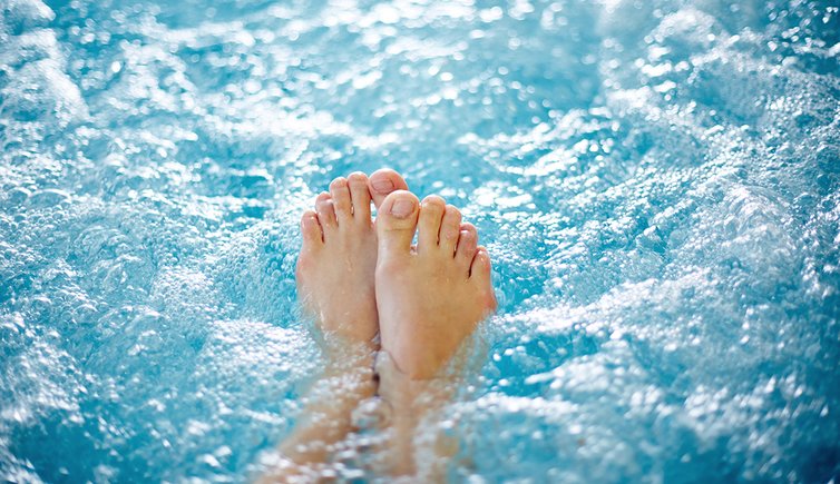 Adobe Stock wasser fuesse schwimmen relax wellness therme